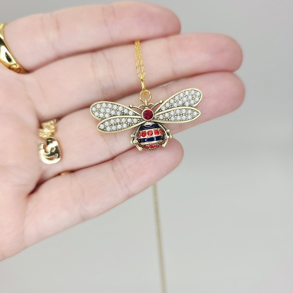AUTHENTIC GUCCI Gold and Red Bee Pendant Necklace - Picture 1 of 3